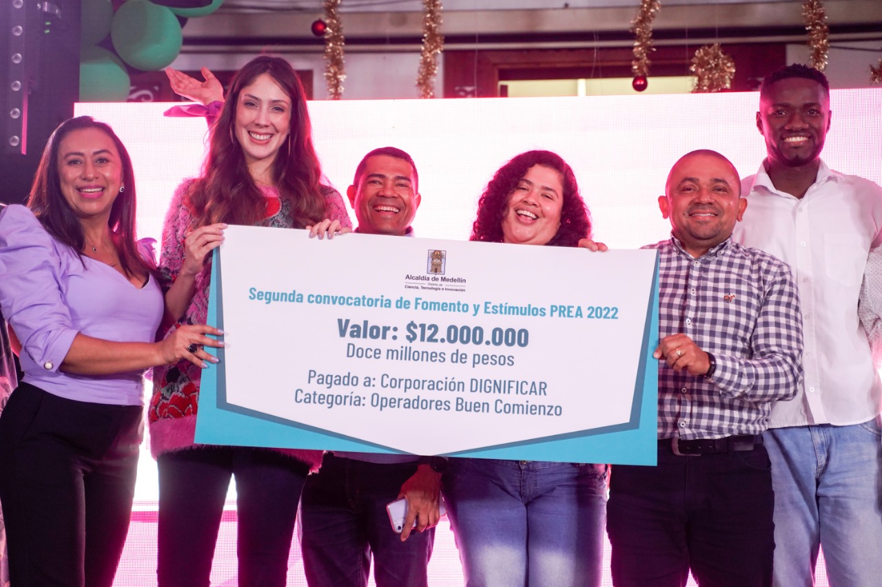 Con un concierto de Blessd, Medellín hizo reconocimiento a los ganadores de la segunda convocatoria de estímulos para prevenir el embarazo adolescente