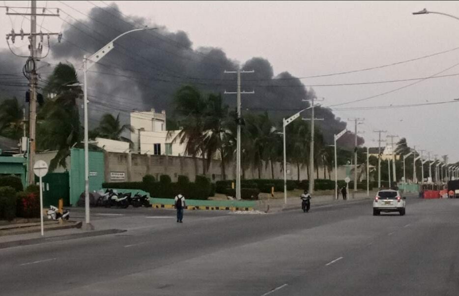 Controlan propagación de incendio en depósito de combustible en Barranquilla