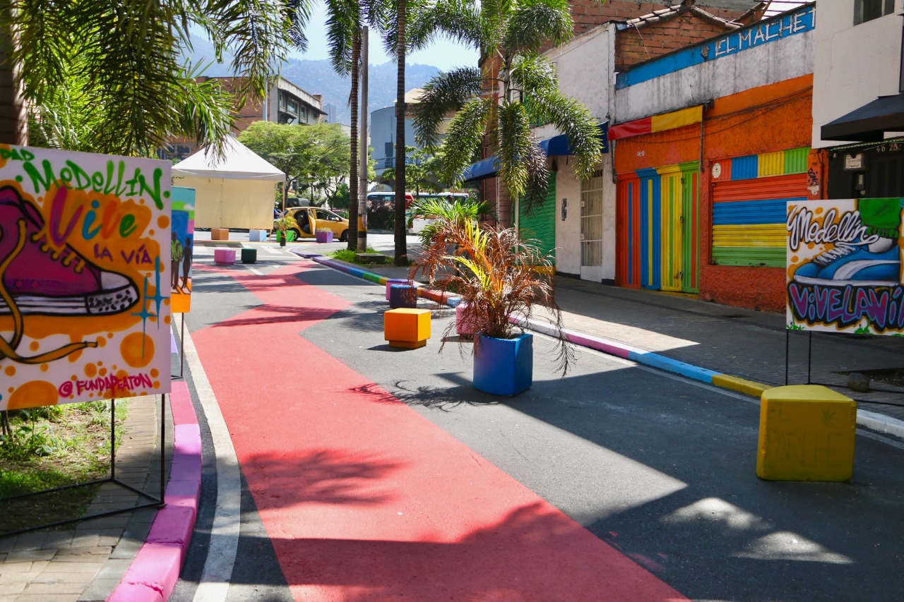 Con apertura peatonal de la calle Barbacoas, Medellín recupera más espacio público para la gente