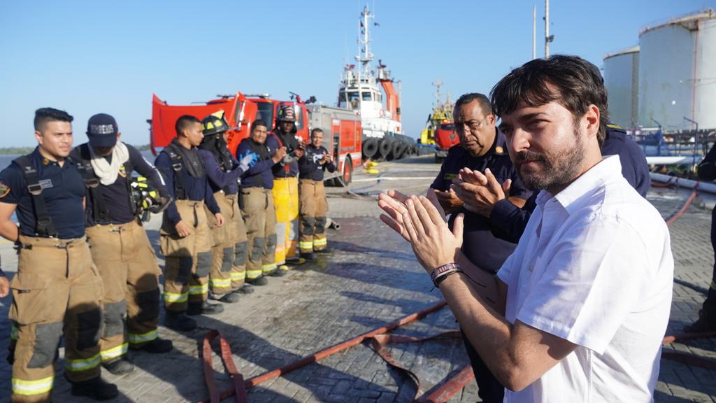 Alcalde Jaime Pumarejo rinde homenaje al Cuerpo de Bomberos de Barranquilla por labor durante emergencia en Vía 40