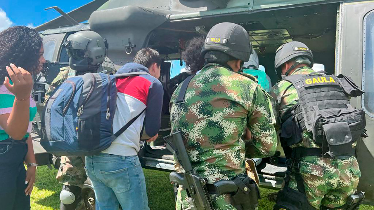 El Ejército atiende emergencia por cierre de vía Panamericana, con la entrega de medicamentos e insumos médicos en comunidades del sur del Cauca