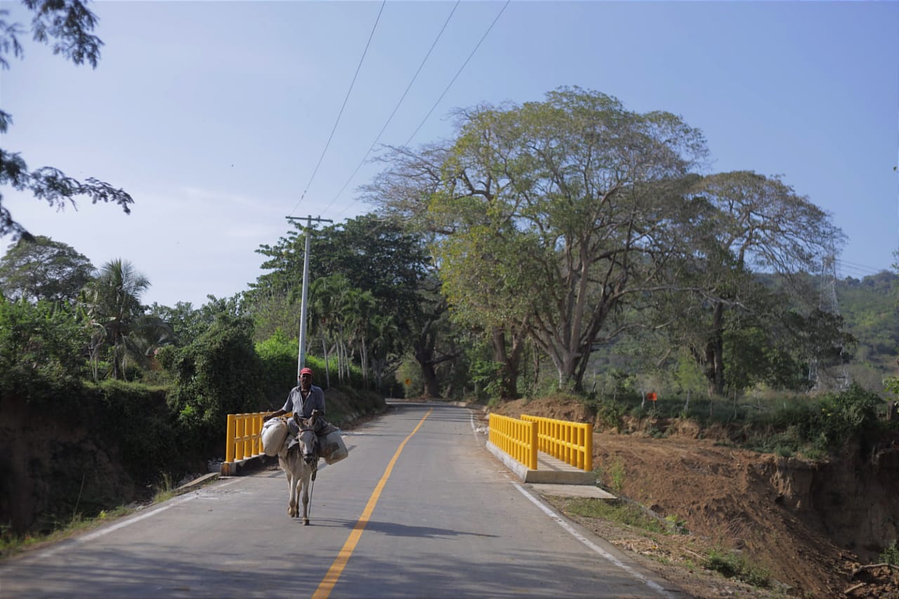 Mejoramiento de la vía Santa Cruz – Socavones – Pendales, gracias a inversión de la administración departamental