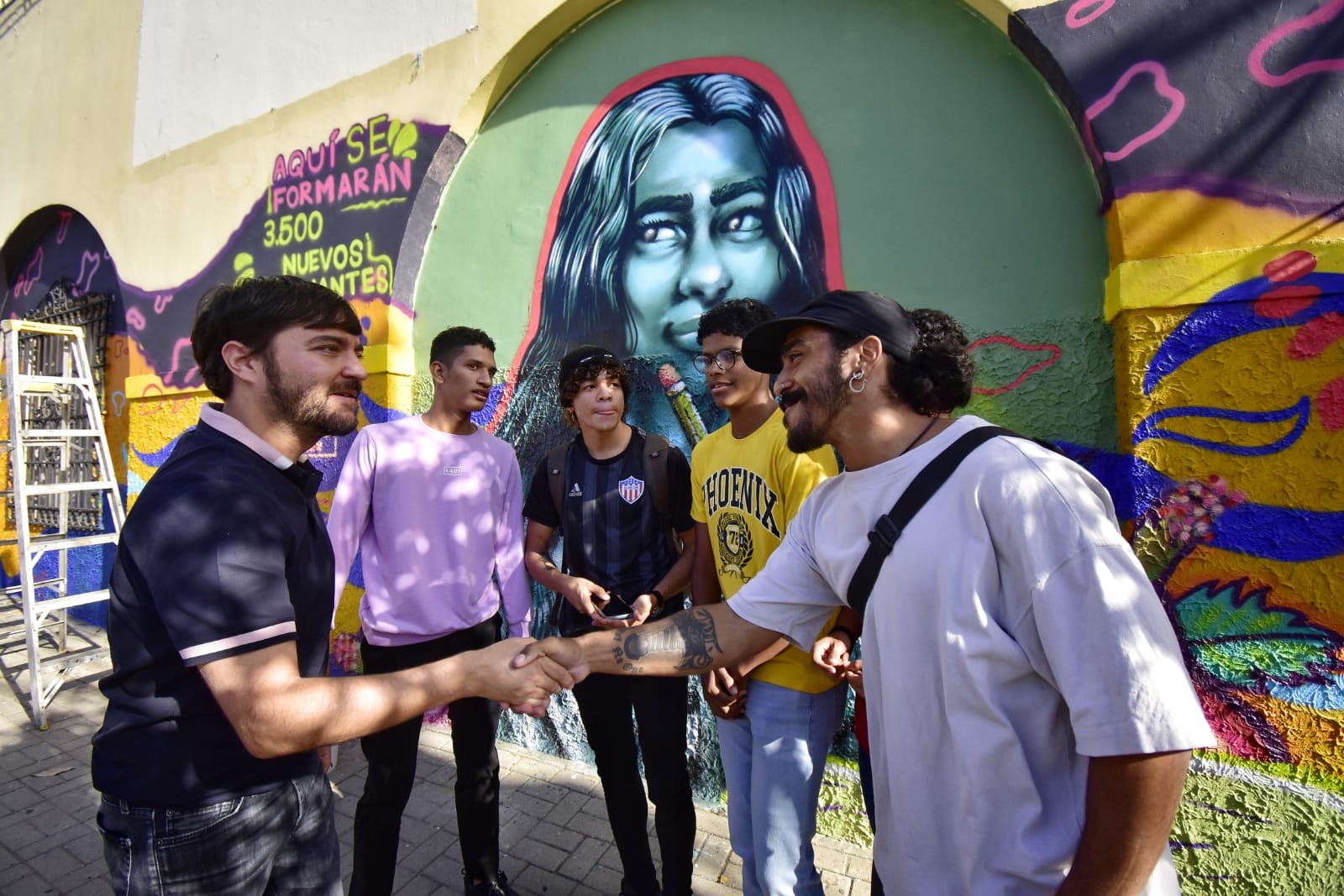 Con colorido mural, estudiantes de la Institución Universitaria de Barranquilla le cambian la cara a su nueva sede