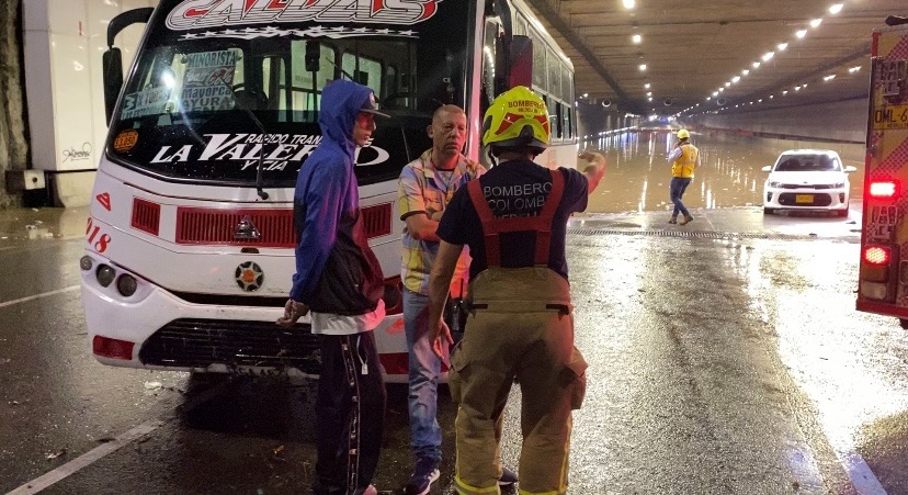 Bomberos Medellín rescataron 15 personas en soterrado de Parques del Río tras inundaciones por lluvias