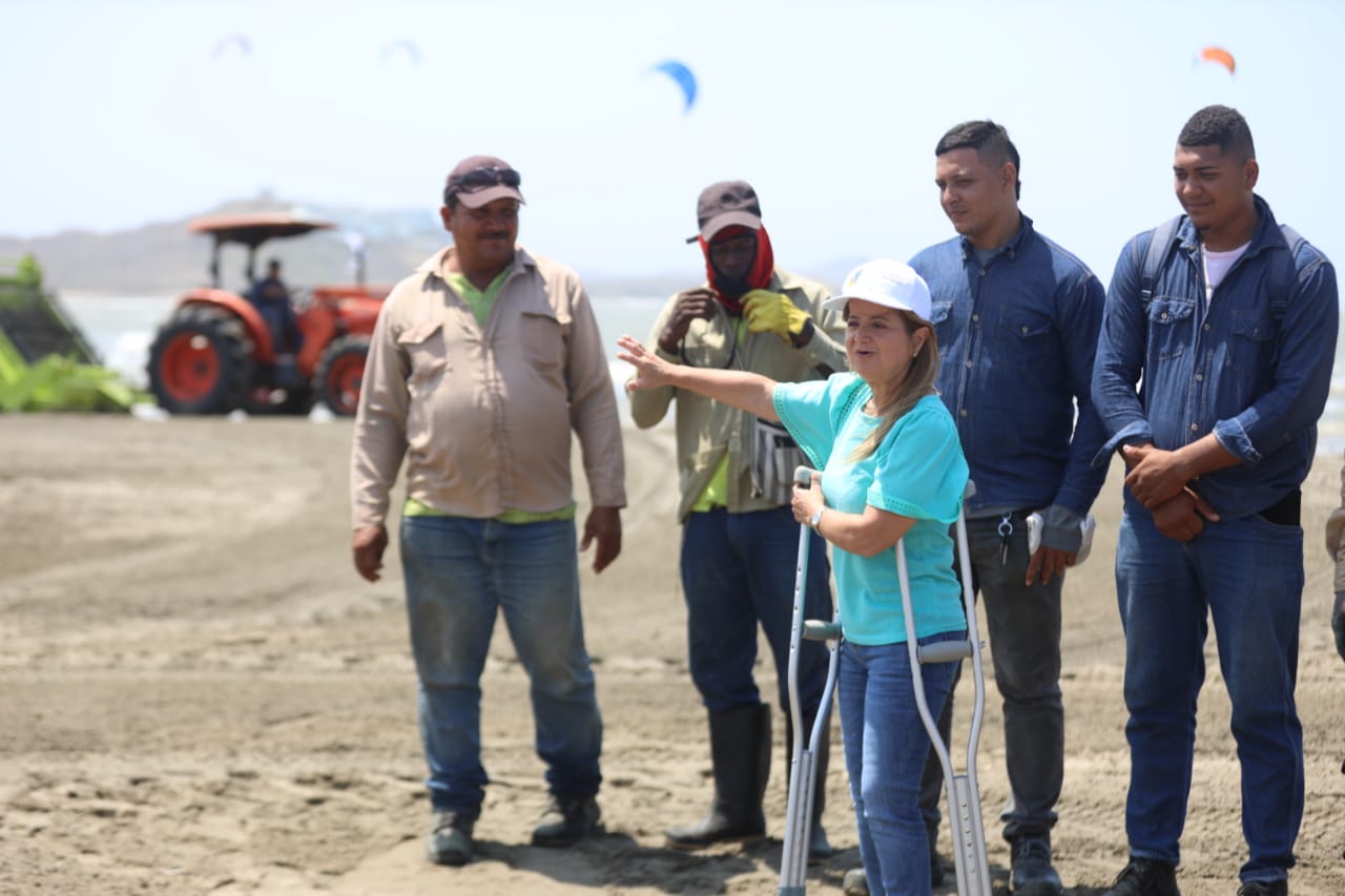Con jornadas de limpieza de playas, Salinas del Rey se prepara para el Mundial de Kitesurf