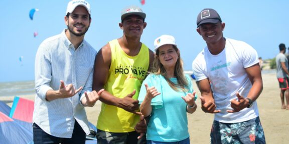 La gobernadora, Elsa Noguera, acompañó a los kitesurfistas a una jornada de entrenamiento.