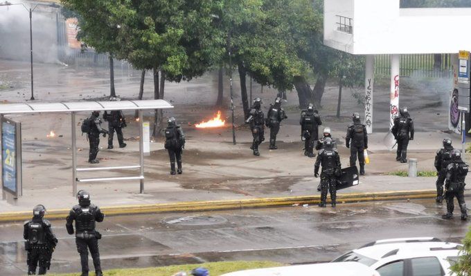 Enfrentamiento entre Encapuchados y miembros del Esmad generan caos en la movilidad de Bogotá