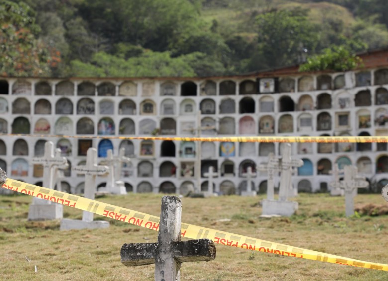 Ordenan a 4 gobernadores a cumplir fallo de la JEP y proteger cementerios