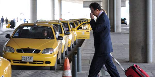 Taxistas pierden hasta un 30% de pasajeros por culpa de los «ganosos» en el aeropuerto el Dorado