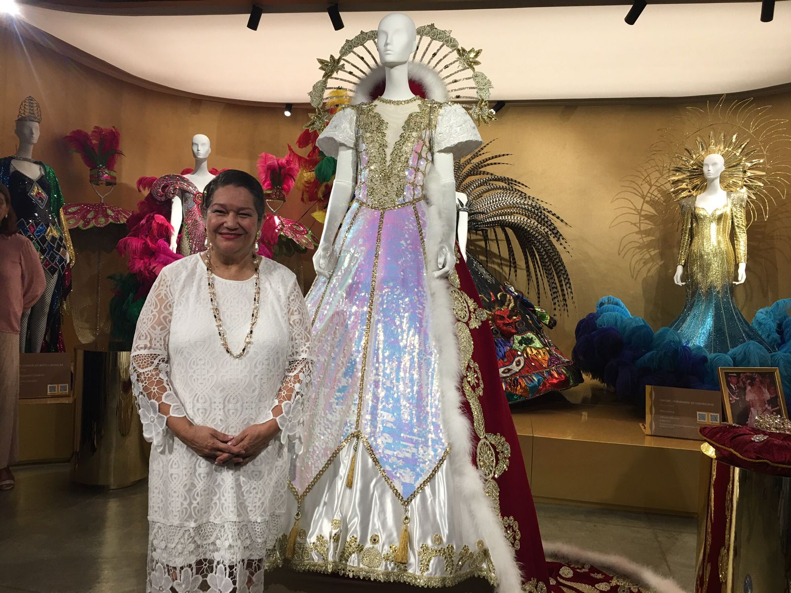 Luz María Rincón hizo entrega de su vestido de coronación del carnaval de Barranquilla de 1983