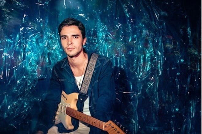 Alejandro Santamaría estrena su nuevo sencillo ‘Vestido Azul’