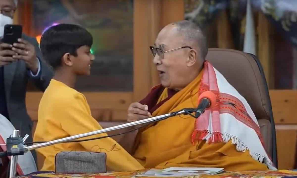 Repudiable vídeo en el que Dalai Lama le pide a un niño que le bese la boca