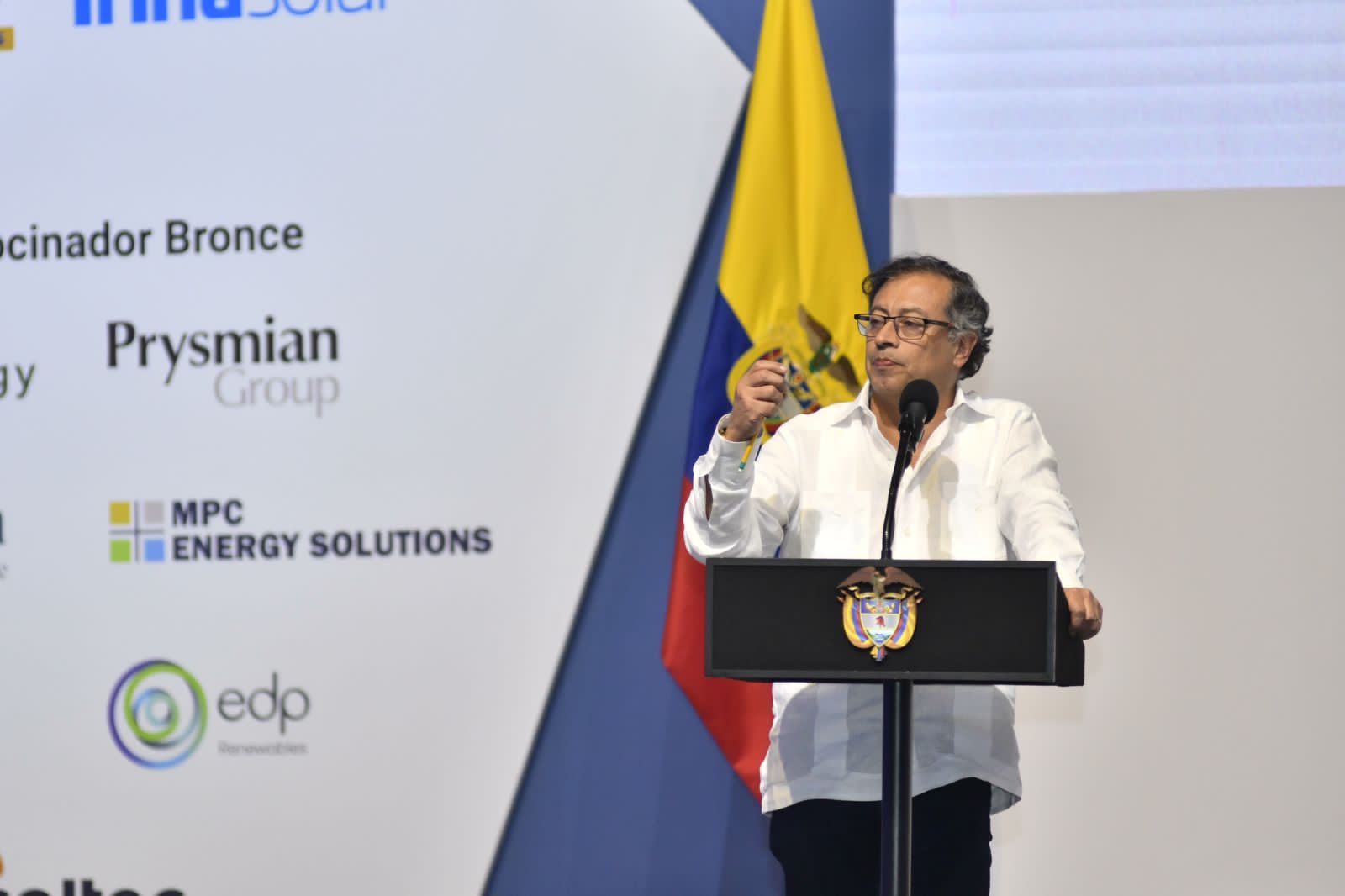 Presidente Petro urge al país acelerar la producción de energías limpias