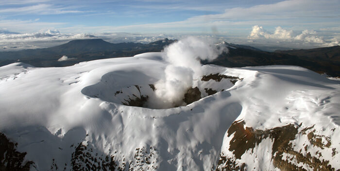 Registran notoria caída de ceniza del volcán Nevado del Ruiz en Manizales