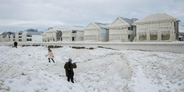 Tormenta de hielo deja sin electricidad a casi 600.000 hogares en Canadá