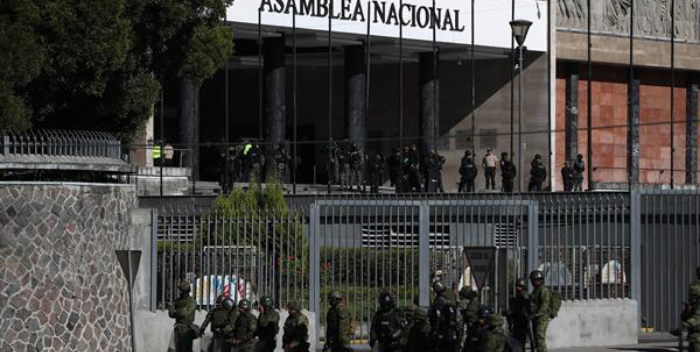 Relativa calma en Ecuador durante segundo día de disolución del Parlamento