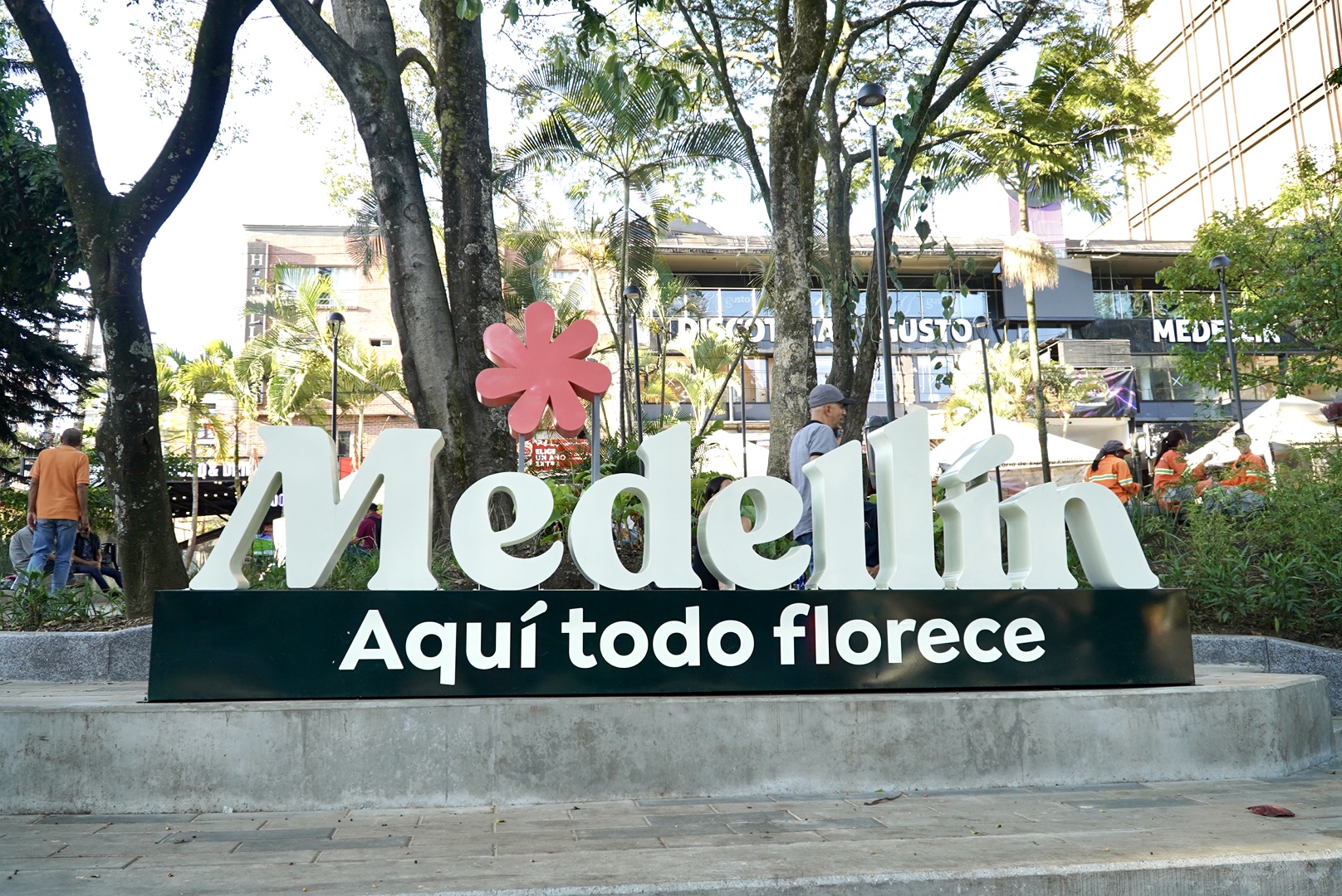 El alcalde Daniel Quintero Calle destaca la transformación del Parque Lleras de Medellín