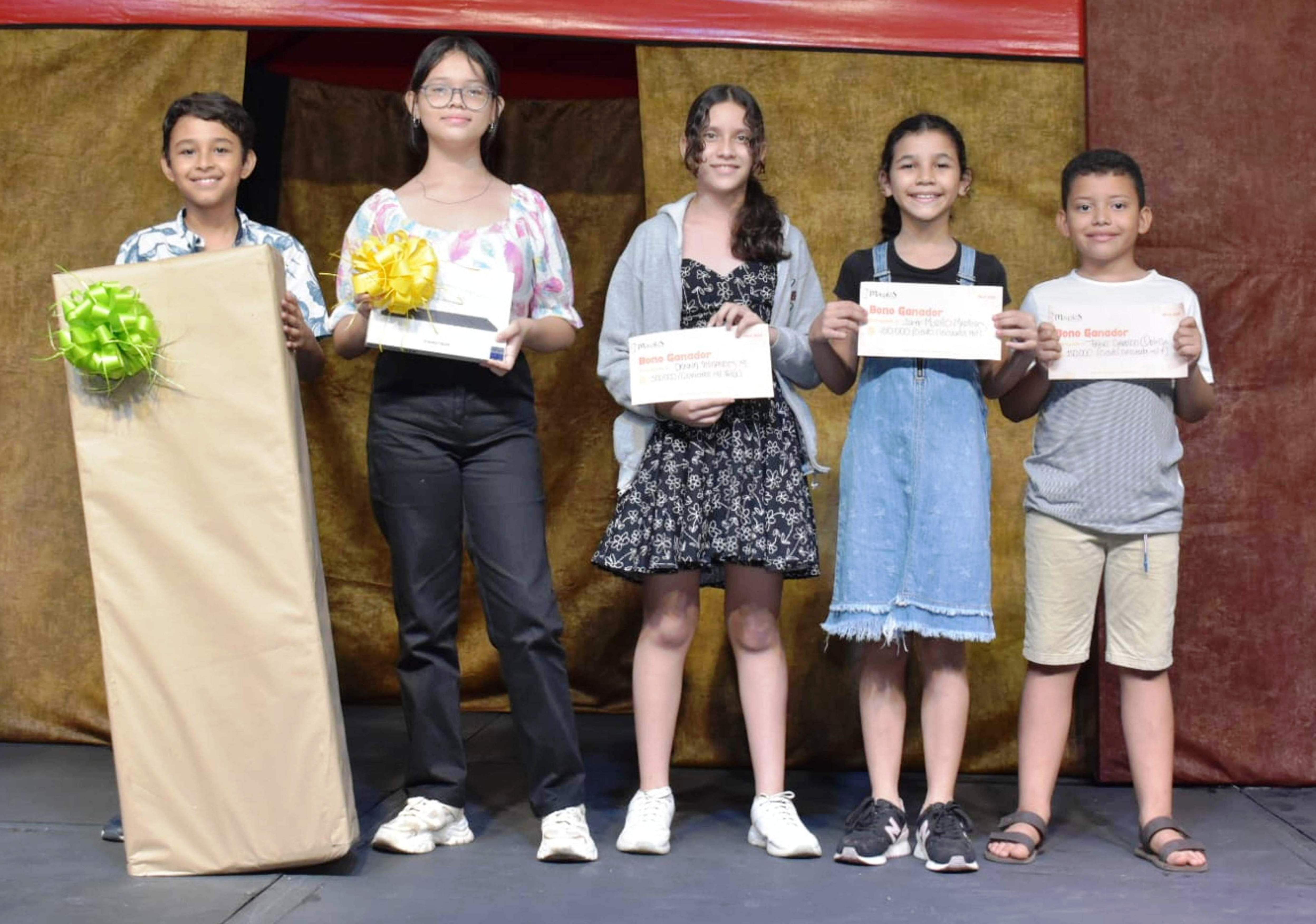 Entregada premiación a los cinco estudiantes ganadores del concurso ‘Los niños pintan el Festival Vallenato’