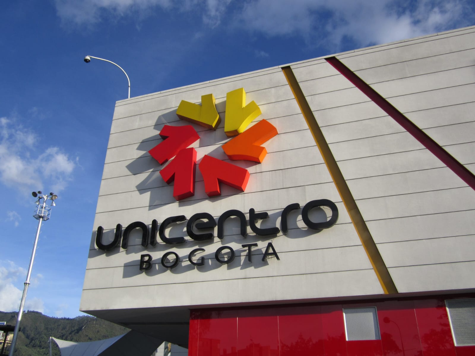 Feminicidio en Bogotá: Mujer es asesinada por su pareja en el centro comercial Unicentro