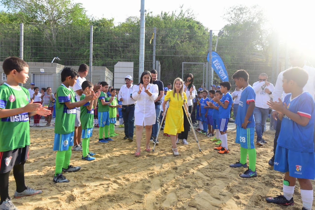 Gobernadora entregó la cancha de fútbol Chacanita en Usiacurí y dio inicio a la nueva fase de formación de la OVA
