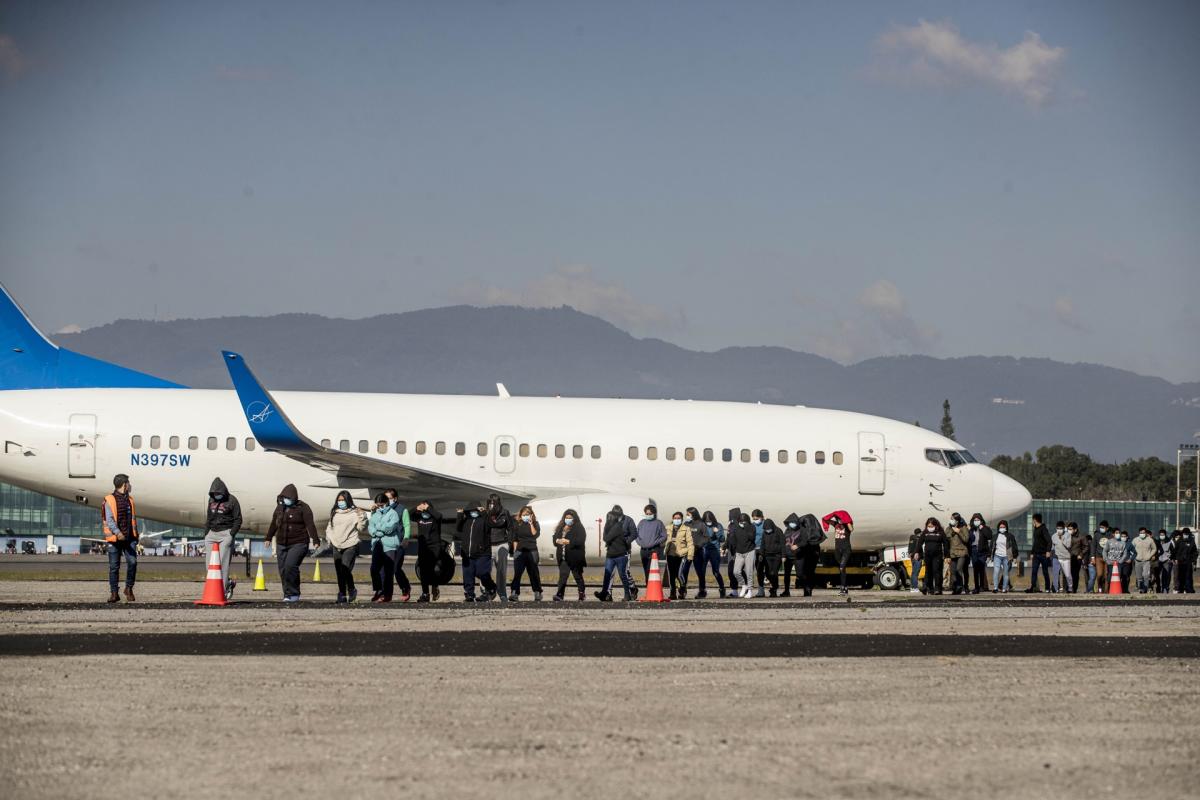 Estados Unidos acusa a algunos migrantes de ponerse violentos en los vuelos de deportación