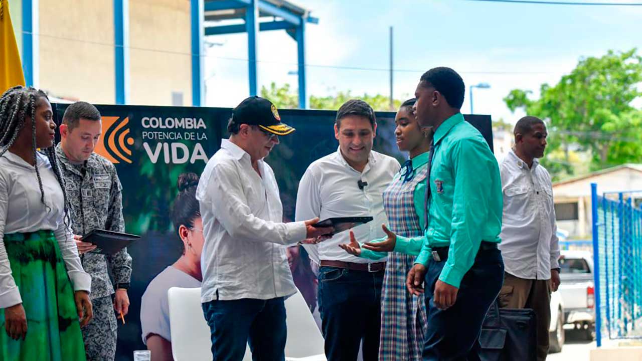 San Andrés, la primera zona de Colombia en tener un computador por estudiante, dijo Presidente Petro en su visita a la isla
