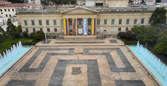 La bandera LGBTIQ+ ondea con orgullo en la Presidencia de la República