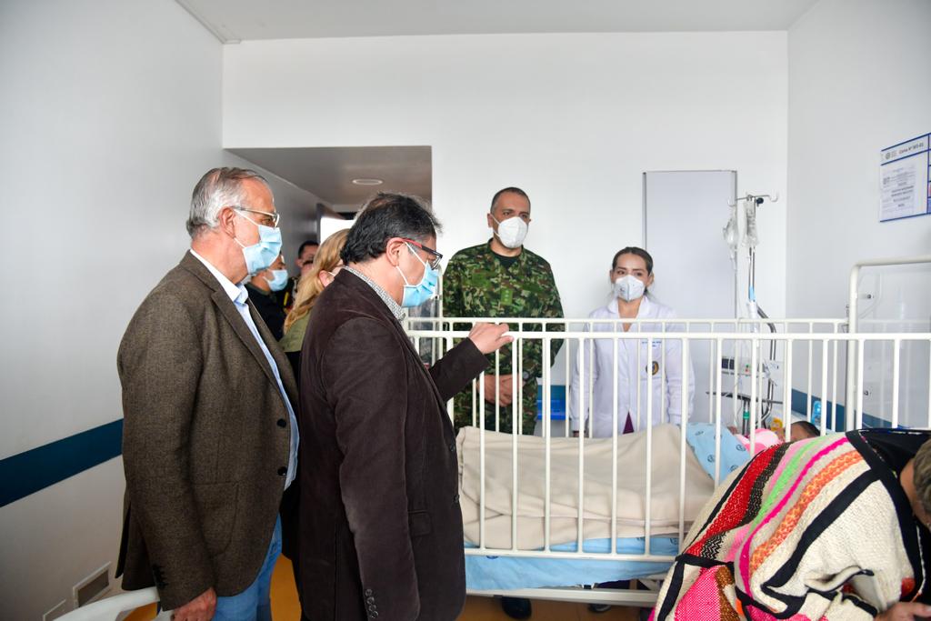 El presidente Gustavo Petro visita el Hospital Militar para reunirse con los menores rescatados en el Guaviare