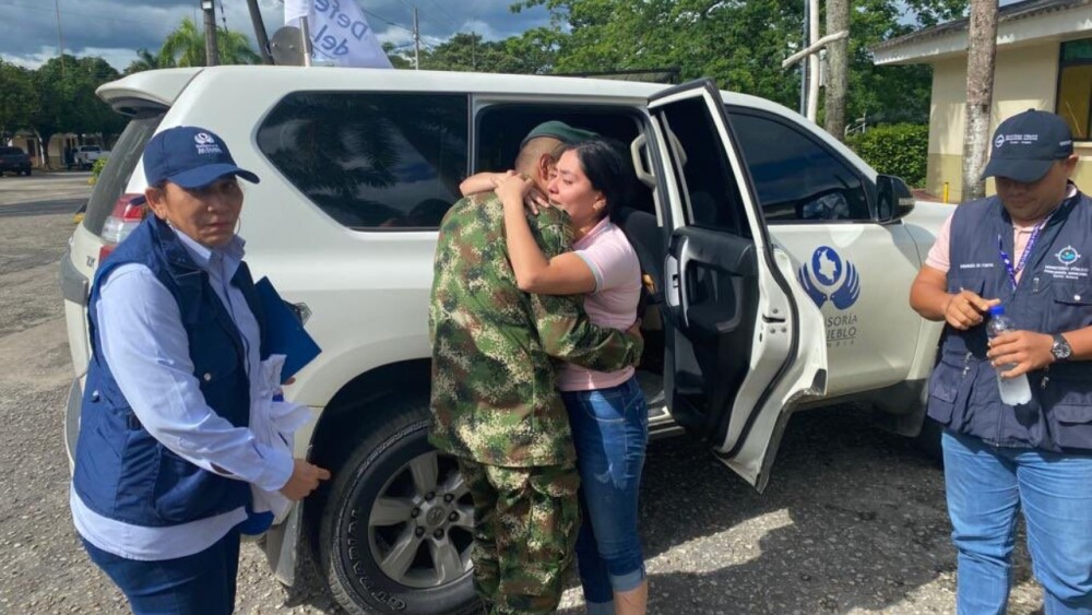 Misión humanitaria recibe a la esposa de militar que estaba en poder del ELN