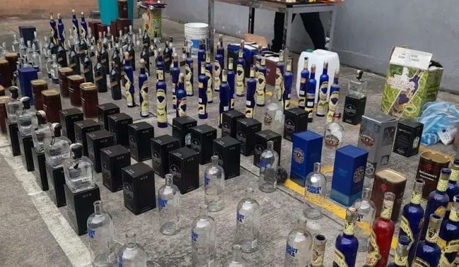 Más de 38.000 botellas de licor de contrabando o adulterado han sido incautadas de lo que va del 2023
