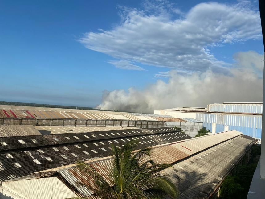 Incendio en la isla Salamanca provoca humo tóxico en el centro y norte de Barranquilla