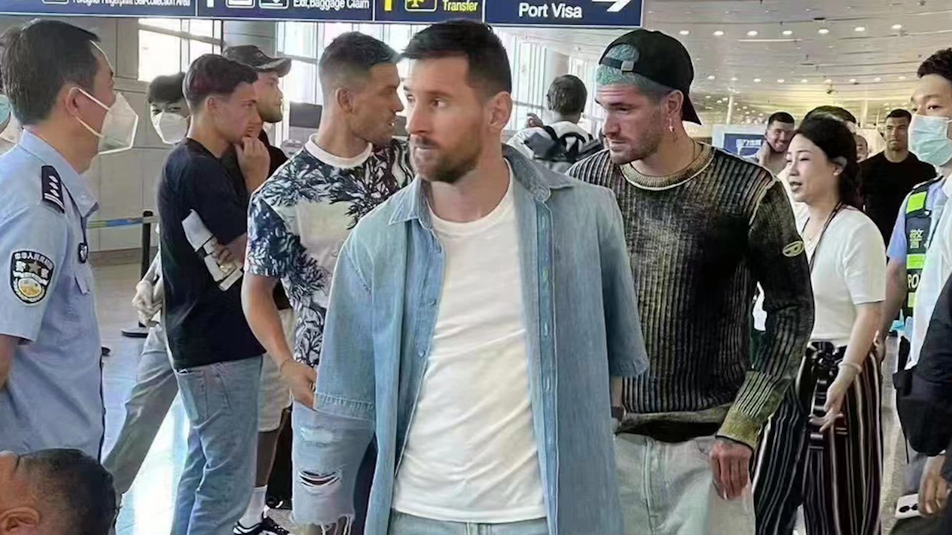 Lionel Messi detenido por problemas de pasaporte en China