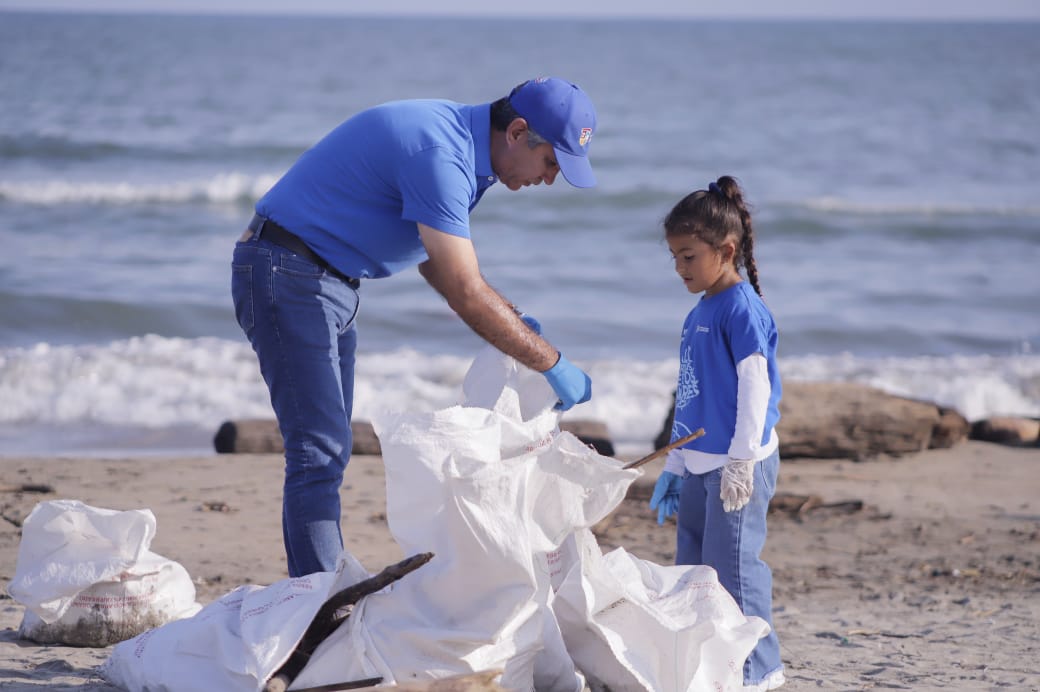 En el Día Mundial de los Océanos, Gobernación del Atlántico lideró limpieza de playas en Puerto Colombia