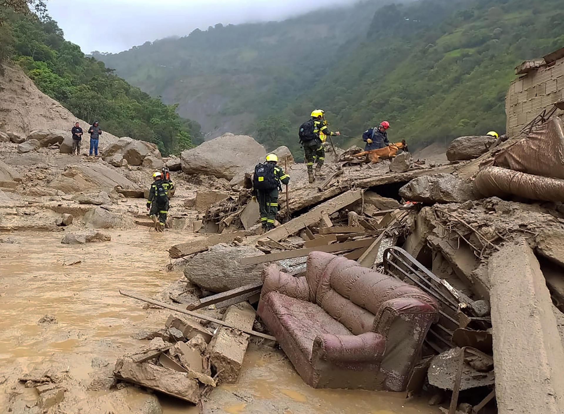 Ascienden a 14 los muertos por la avalancha en Quetame, Cundinamarca