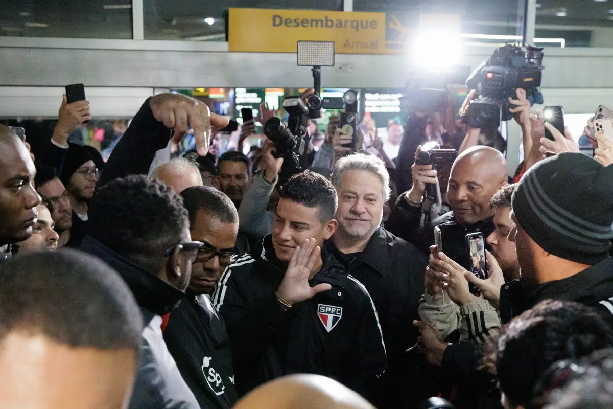 James Rodríguez recibe una calurosa bienvenida a su llegada a Brasil