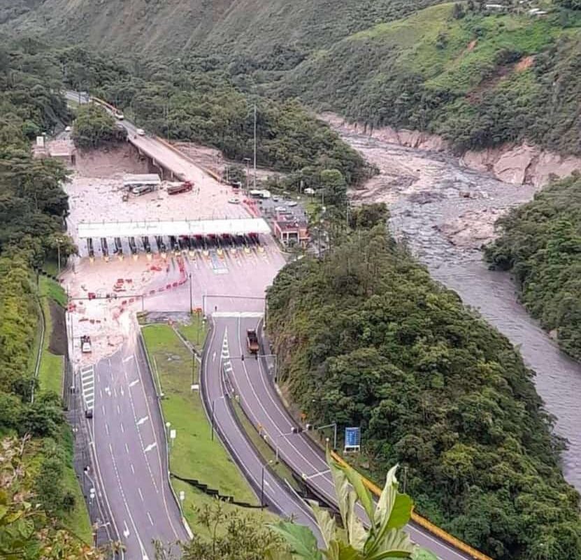 Desbordamiento en Cundinamarca cubrió por completo un peaje en horas de la madrugada