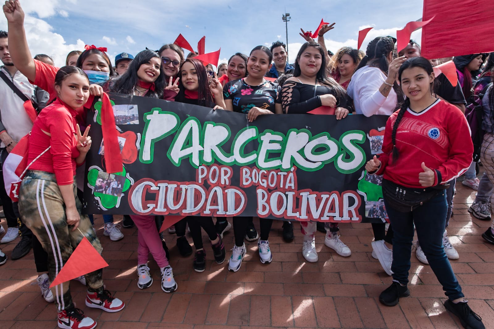 1.000 jóvenes de “Parceros por Bogotá” participan en la gran Olimpiada por la vida en el marco de los festejos por el cumpleaños 485 de la capital.