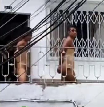 En Medellín comunidad reprendió a dos presuntos ladrones y los obligaron a caminar desnudos
