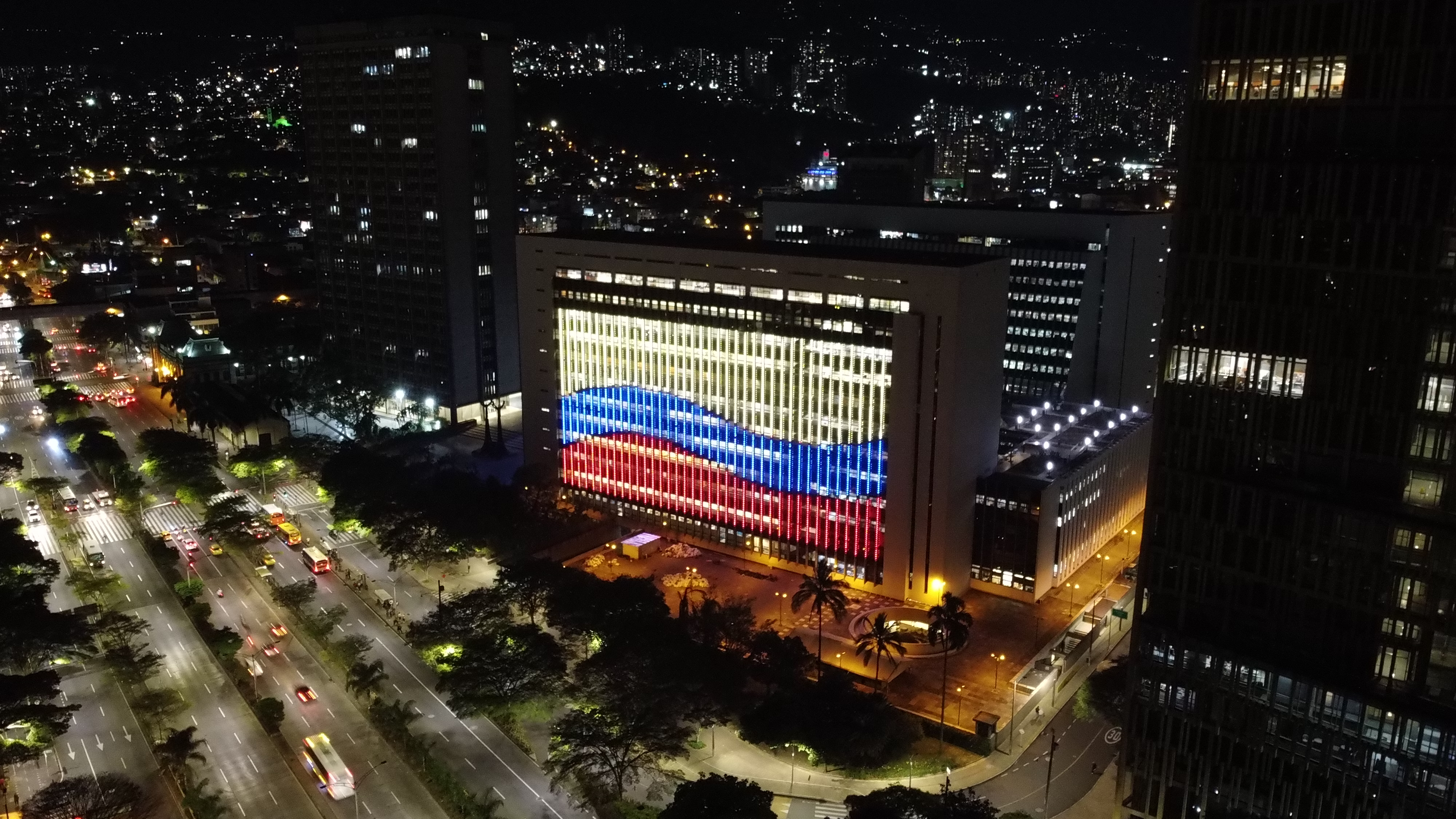 El edificio del Centro Administrativo Distrital se ilumina para ser un nuevo ícono de Medellín