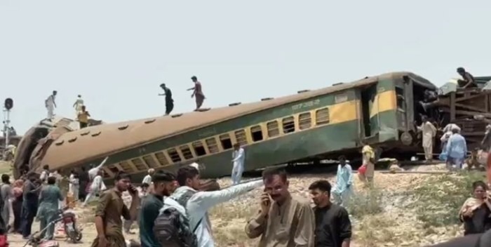 Operativo de Rescate Intensifica Esfuerzos Tras Descarrilamiento de Tren en Pakistán
