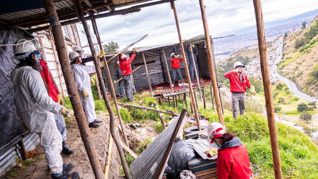 86 estructuras ilegales deshabitadas en zonas de alto riesgo en Bogotá han sido desmontadas por el Comando Ambienta