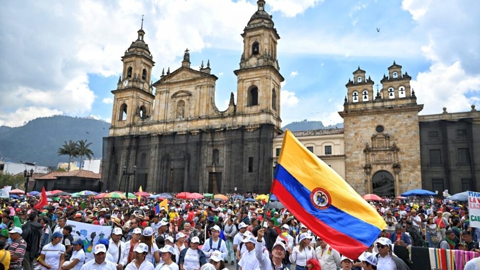 Miles de colombianos marcharon en el pais para apoyar las reformas del Gobierno