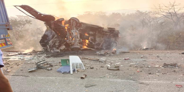 Al menos 20 muertos al chocar un autobús y un camión en Mozambique