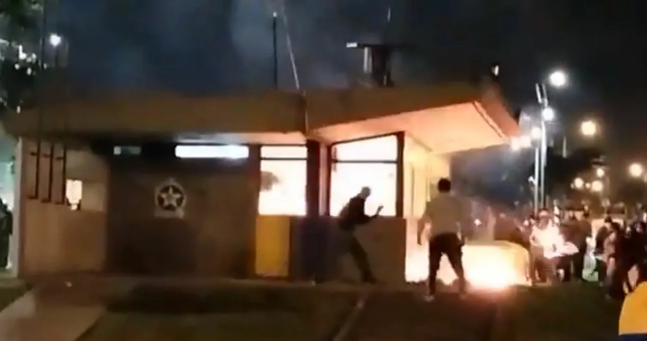 Intentan incendiar una estación de Policía en Bogotá