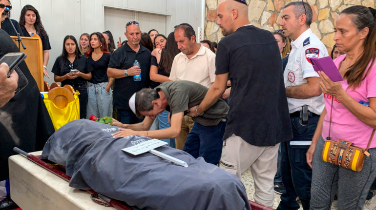Entierran los restos de la joven Ivonne asesinada por Hamás; familia denuncia: «La destrozaron