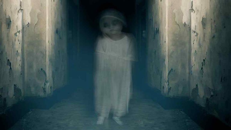 Niños fantasmas se ven en una ventana es aterrador (Ver Video)
