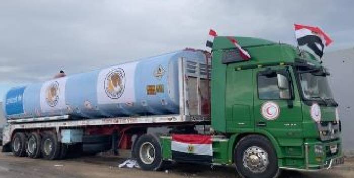Israel aprueba envío de camiones cisterna diarios con combustible a Gaza
