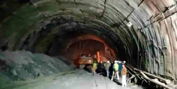 Rescatan con éxito a los 41 trabajadores atrapados en túnel en la India