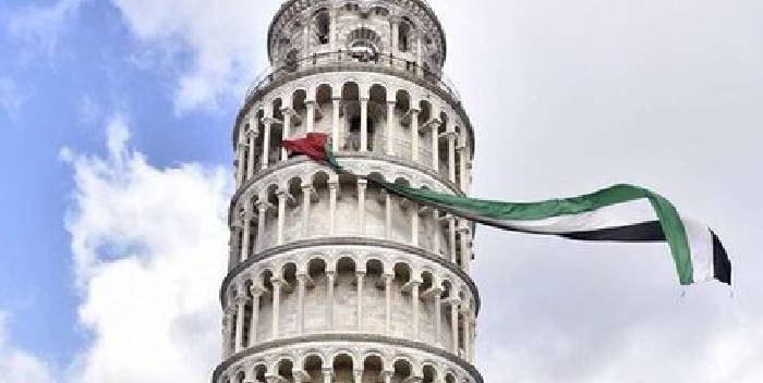 Manifestantes ocupan la Torre de Pisa y cuelgan la bandera de Palestina