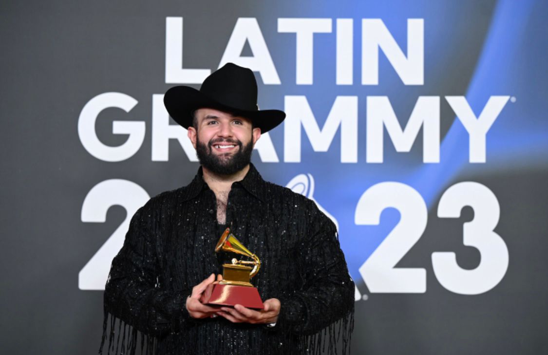 Carín León Recibe Su Segundo Latin Grammy de Manera Consecutiva.